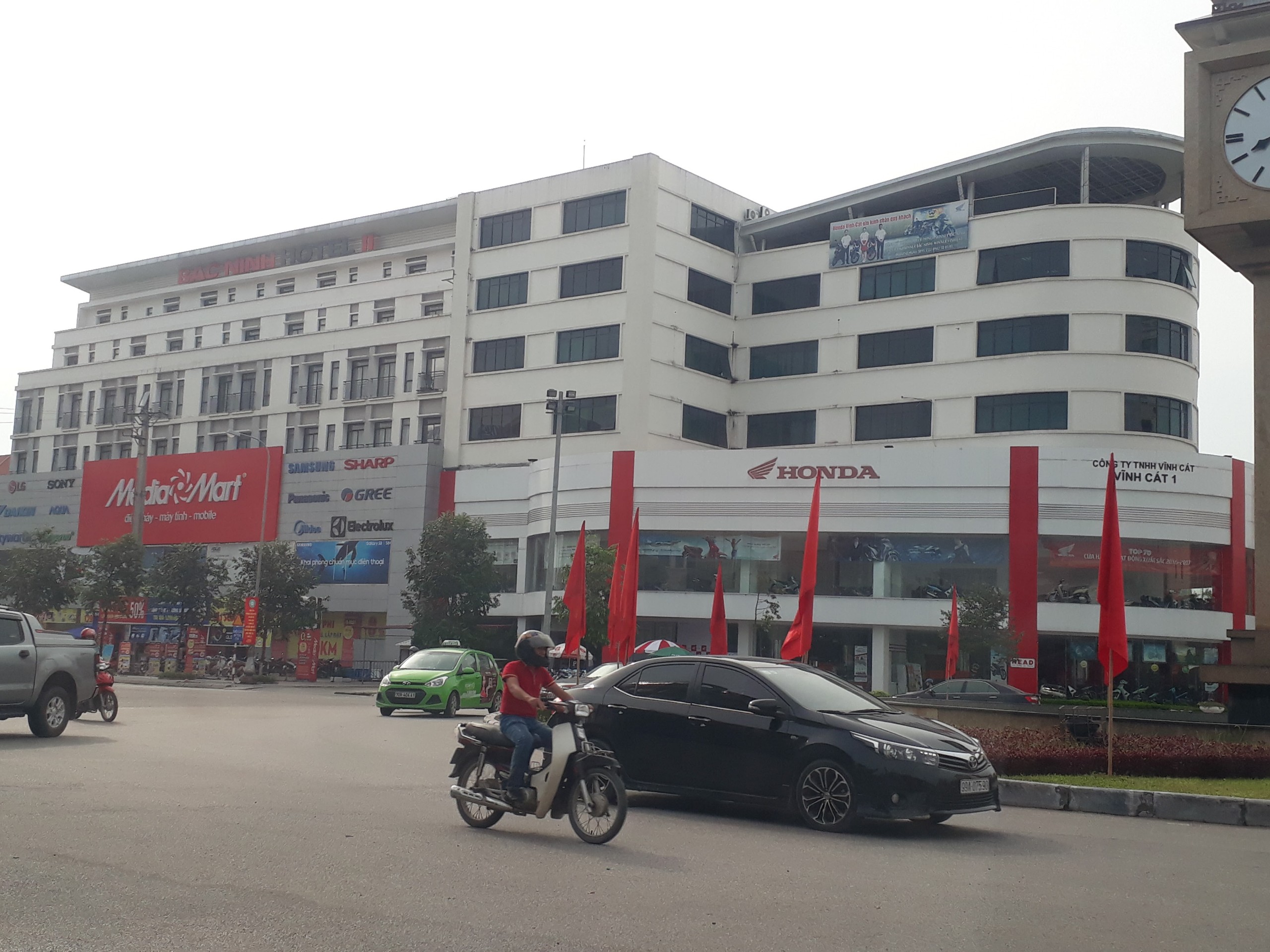 Vách kính  tòa nhà  và showroom Xe máy Vĩnh cát