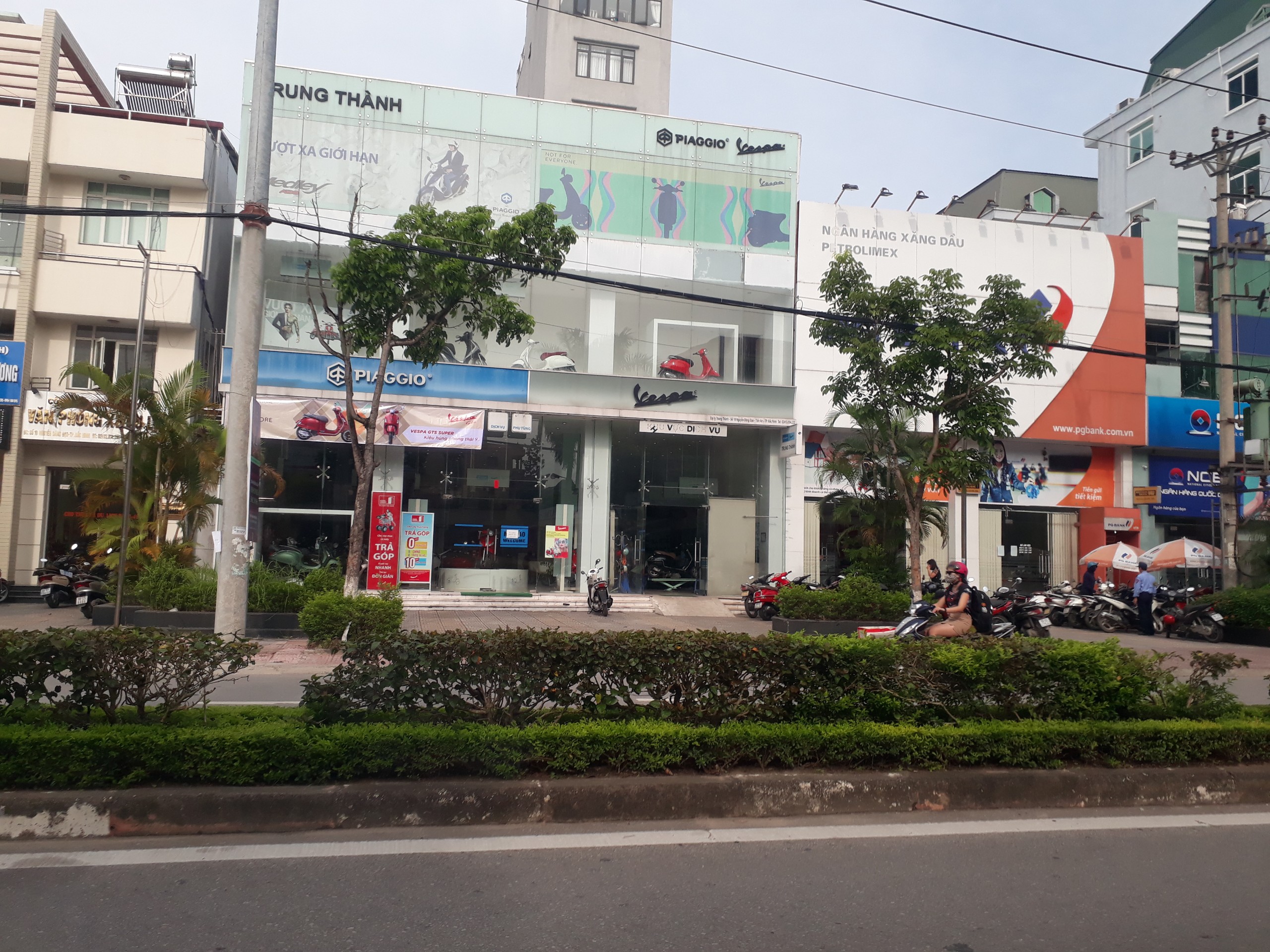 Lắp đặt vách kính cường lực cho Showroom Piagio - Tòa nhà Trung Thành
