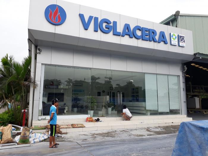 Vách kính thủy lực showroom Viglacera